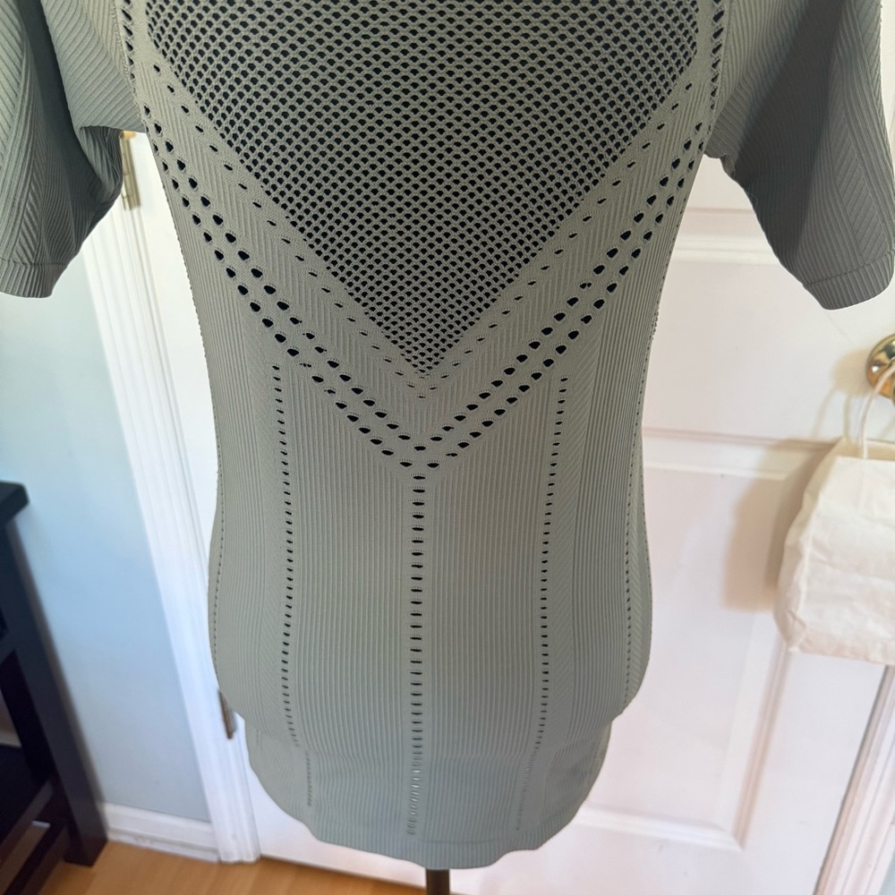 Athleta Womens Green Short Sleeve Compression T-Shirt Vented Mesh Oxygen Sz M - Picture 5 of 16